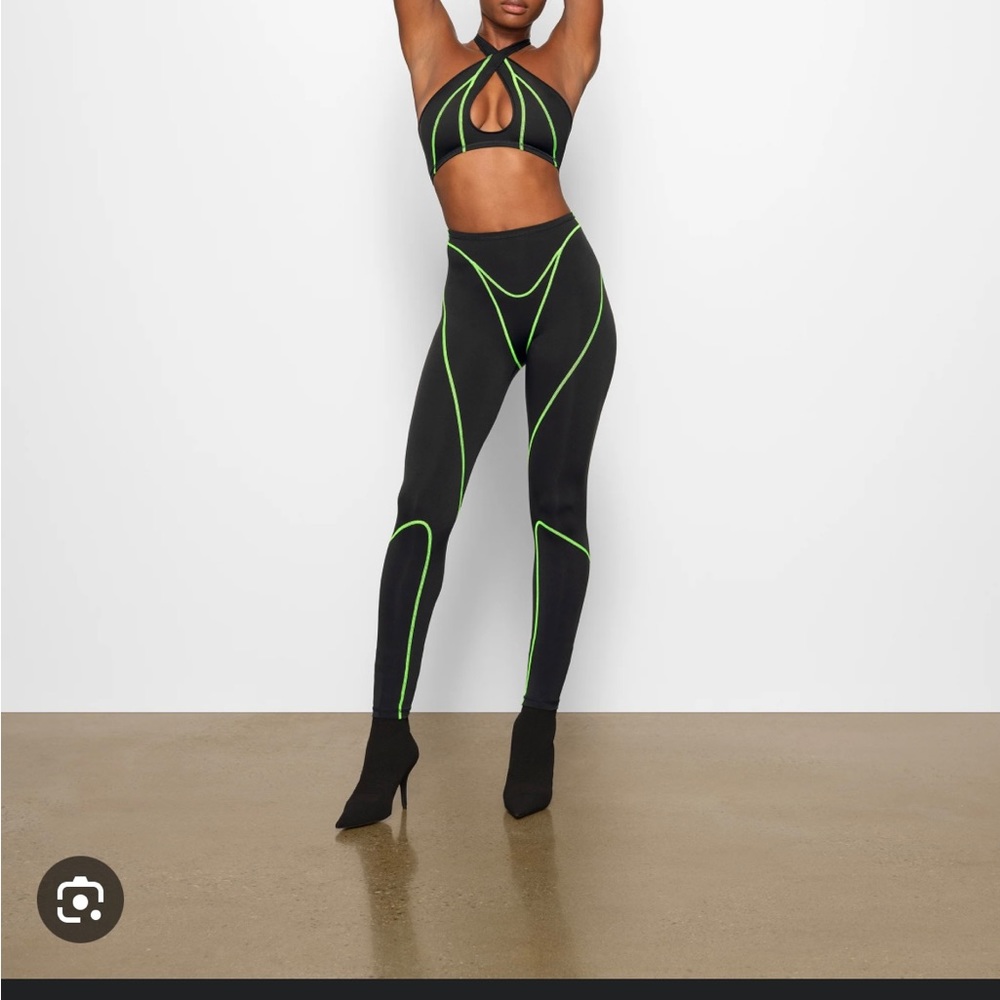 SKIMS MOTO CONTOUR LEGGING- size 3x. Brand new never worn with tags.